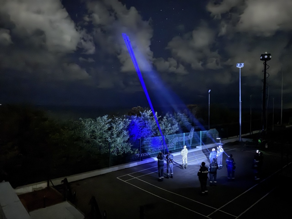 Инструктор обучает группу работе с беспилотными системами